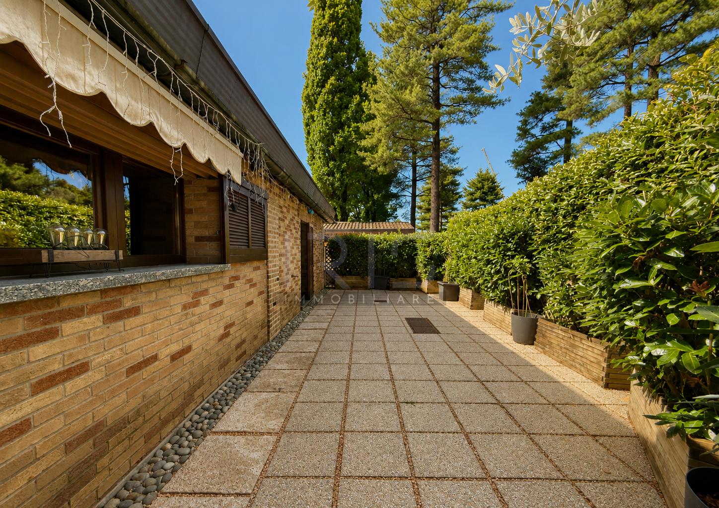 530 Villa Seregno (17) portico + giardino