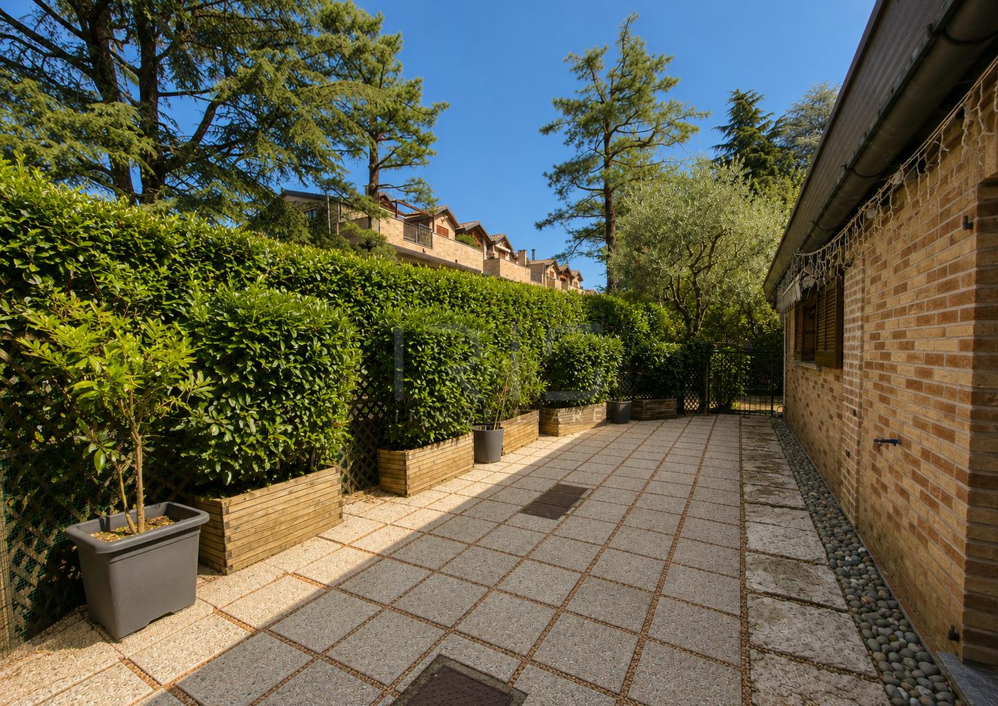 530 Villa Seregno (18) portico + giardino