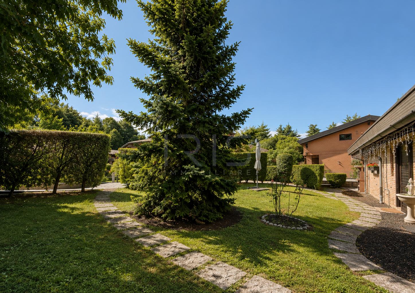 530 Villa Seregno (19) portico + giardino