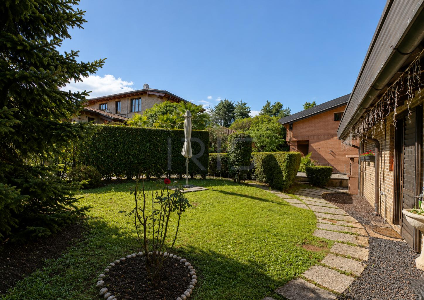 530 Villa Seregno (20) portico + giardino