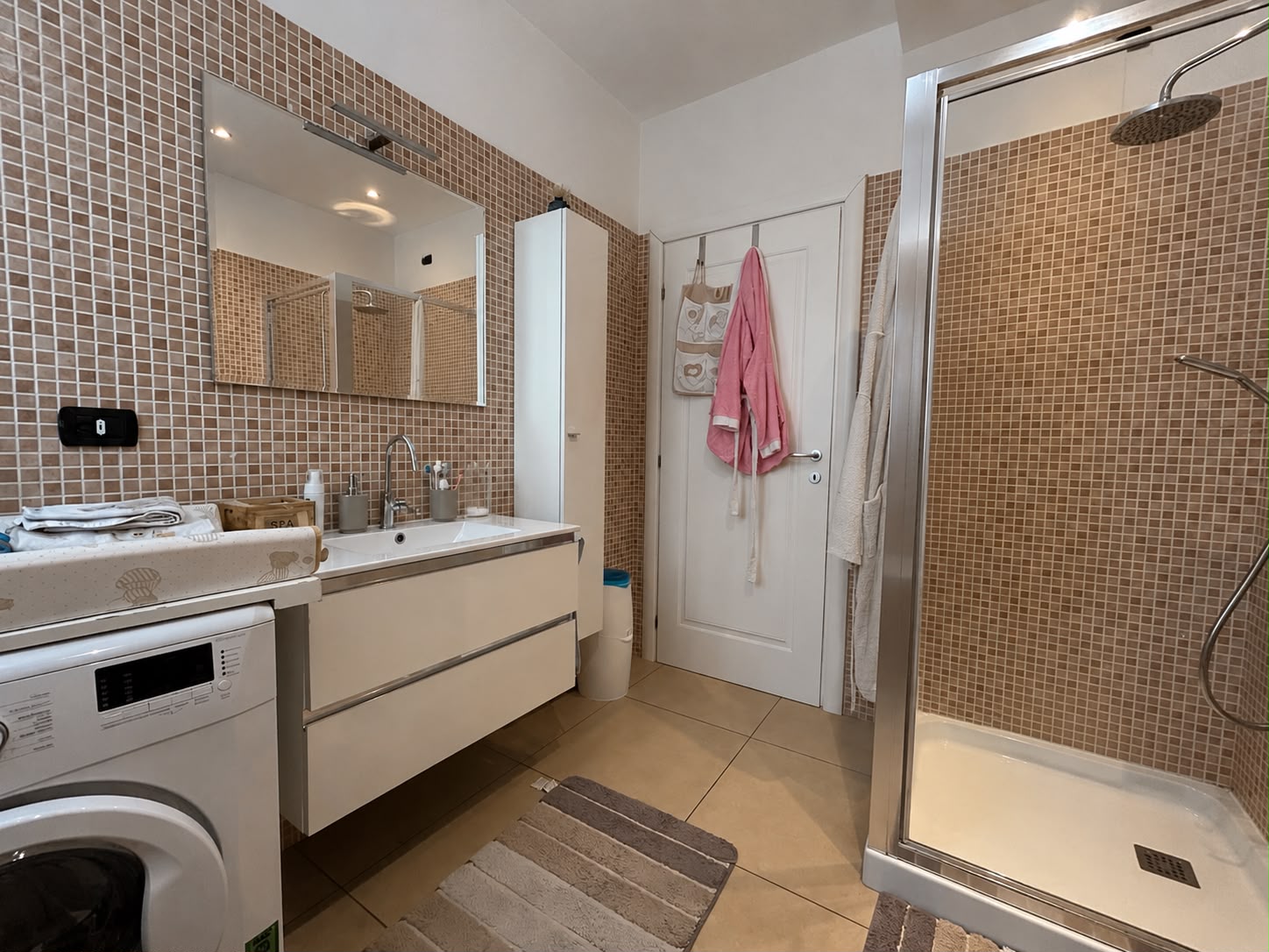 209 CESANO (10) bagno finestrato con doccia