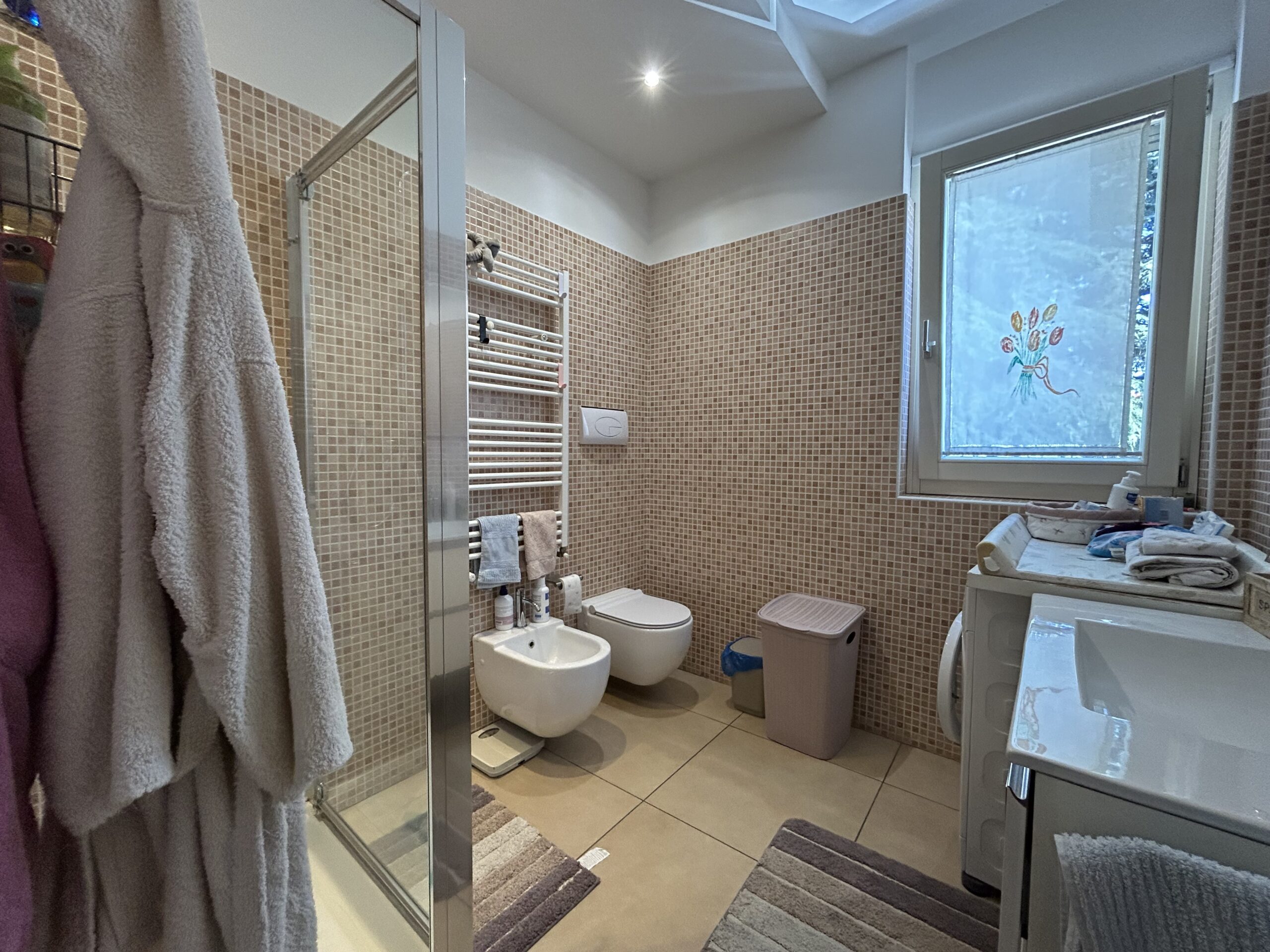 209 CESANO (9) bagno finestrato con doccia