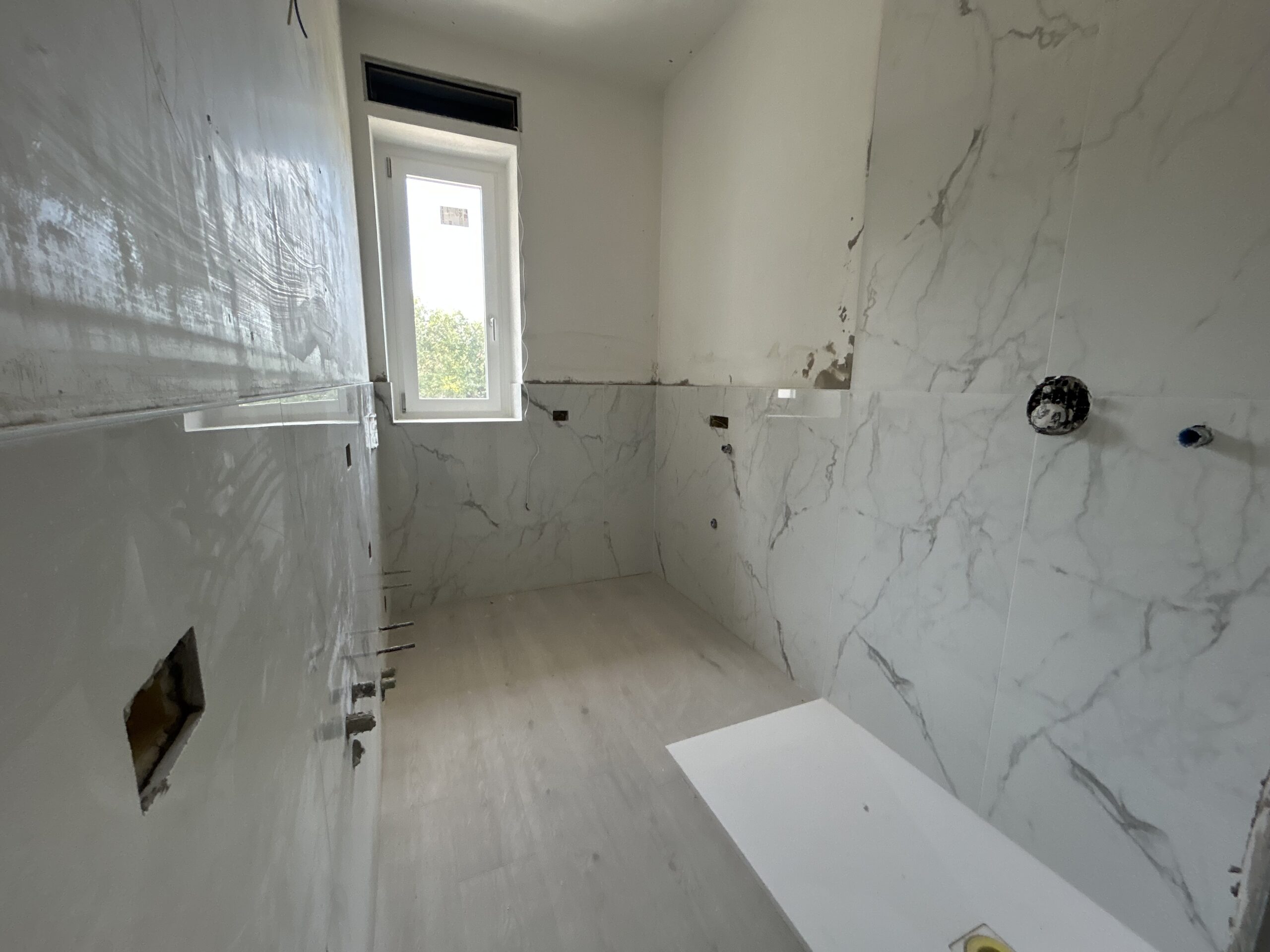 I PIOPPI TRILOCALE (3) primo bagno finestrato con doccia