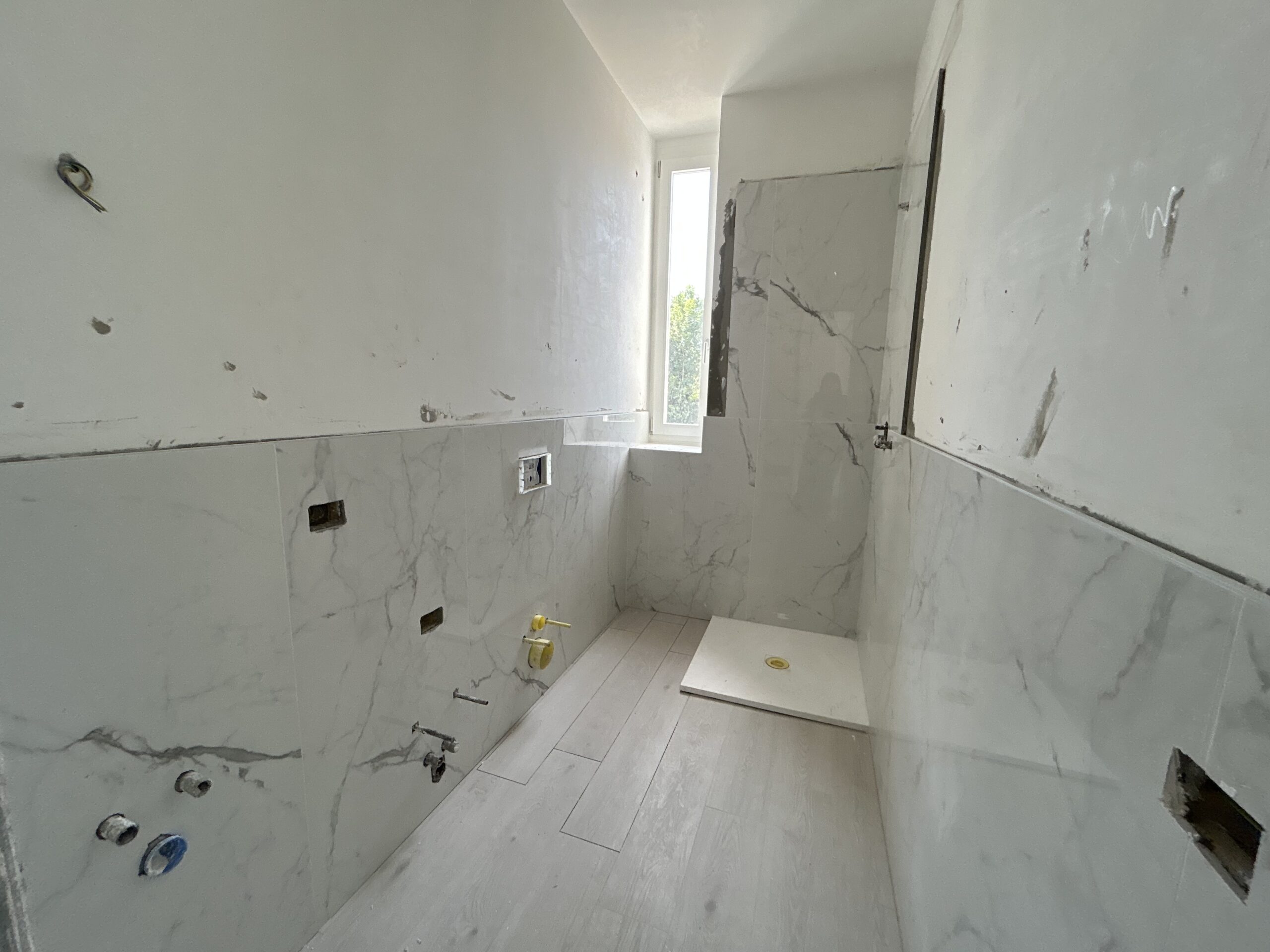 I PIOPPI TRILOCALE (9) secondo bagno finestrato con doccia